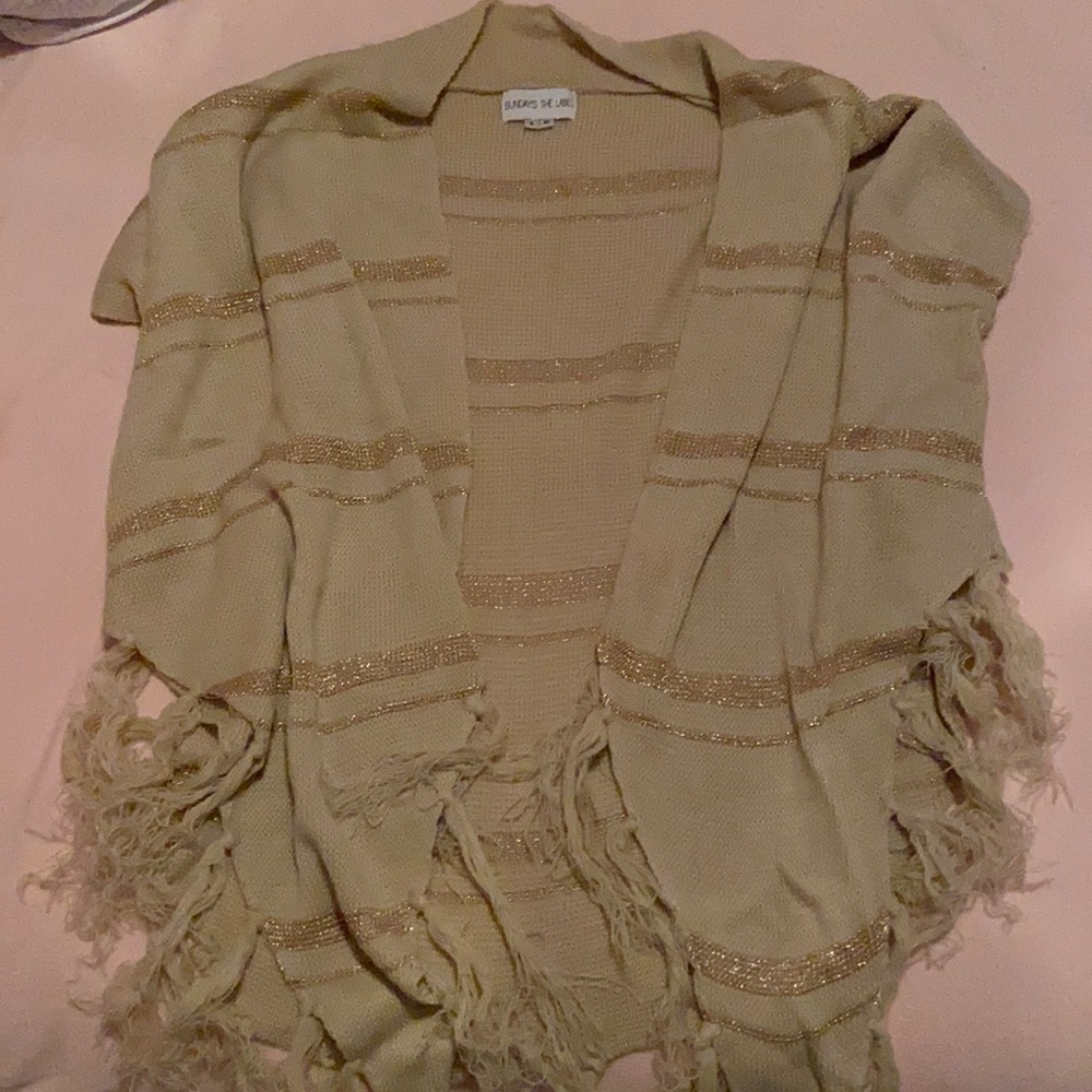 Sleeveless shawl with fringe and metallic stripes